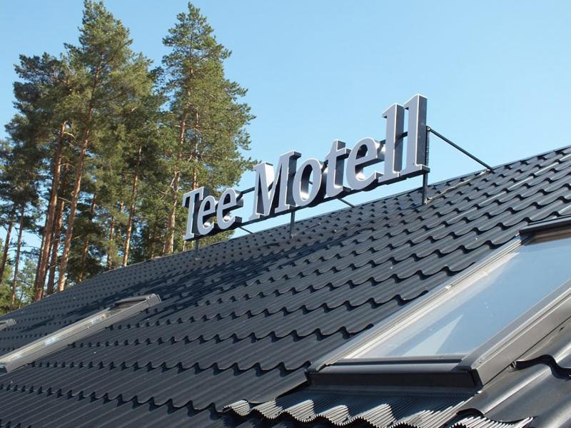 een bord op het dak van een huis bij Tee Motell in Viitna