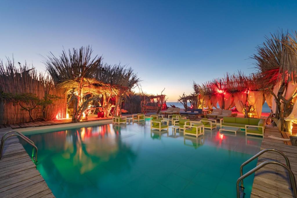 einen Pool mit Liegestühlen und ein Resort in der Unterkunft Bethel Playa Mayapo in Mayapo