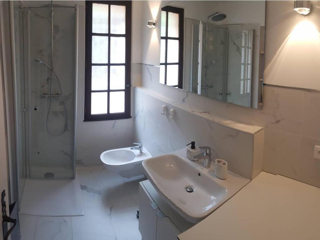 Kúpeľňa v ubytovaní Superbe maison avec 3 chambres, climatisation et barbecues à 1km de la mer - FR-1-726-1