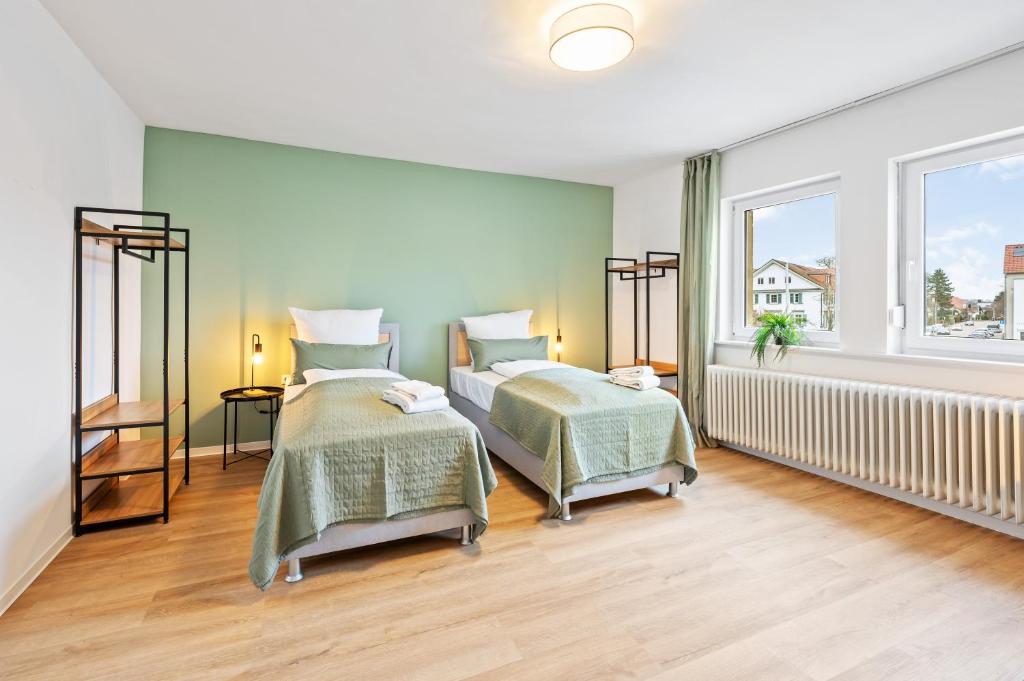 1 dormitorio con 2 camas y ventana en Sali Homes - Neuenstadt am Kocher, en Neuenstadt am Kocher