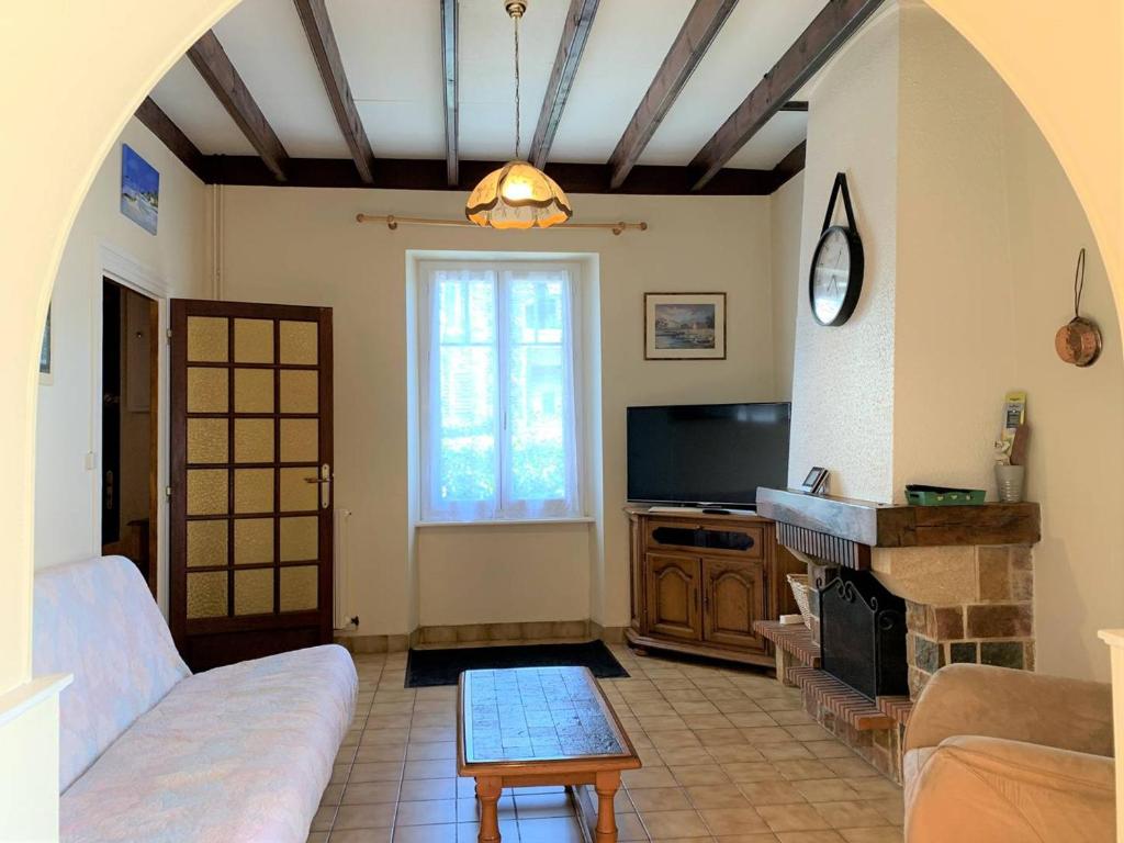 Televízia a/alebo spoločenská miestnosť v ubytovaní Maison bretonne avec jardin, 2 chambres, centre de Perros-Guirec, proche plages et commerces - FR-1-368-385