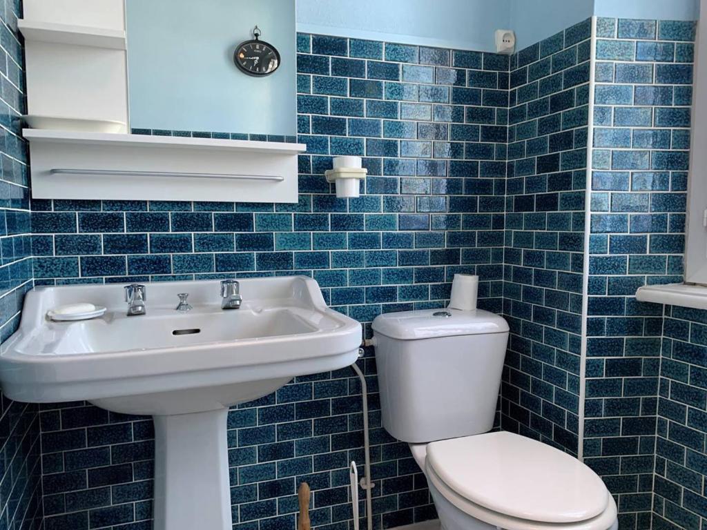 Kúpeľňa v ubytovaní Maison bretonne avec jardin, 2 chambres, centre de Perros-Guirec, proche plages et commerces - FR-1-368-385