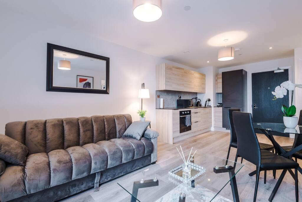 uma sala de estar com um sofá castanho e uma mesa em Luxury King Size 1-Bed City Apartment - Free WI-FI em Preston