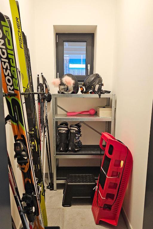 Fotografie z fotogalerie ubytování ENJOYHARRACHOV - Atraktivní slunný klimatizovaný apartmán 14 v centru Harrachova se saunou, parkováním, Wifi-WLAN, SAT, herní konzolí, PC s win 10, Netflix zdarma a možností dobíjení auta s jedinečným výhledem na Čertovu horu se skokanskými můstky v destinaci Harrachov
