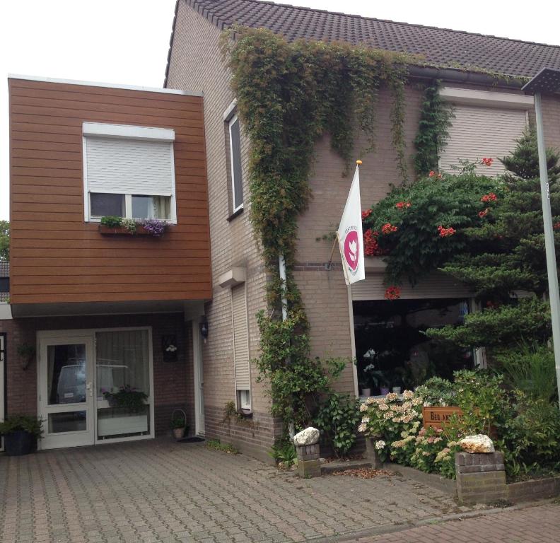 une maison arborant un drapeau devant elle dans l'établissement Apartment Lazoroski Arcen, à Arcen