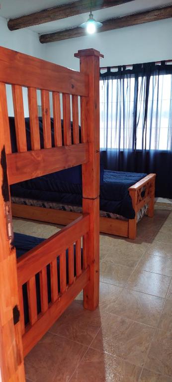 2 letti a castello in legno posti in una stanza di Cabaña en Cuadro Benegas a San Rafael