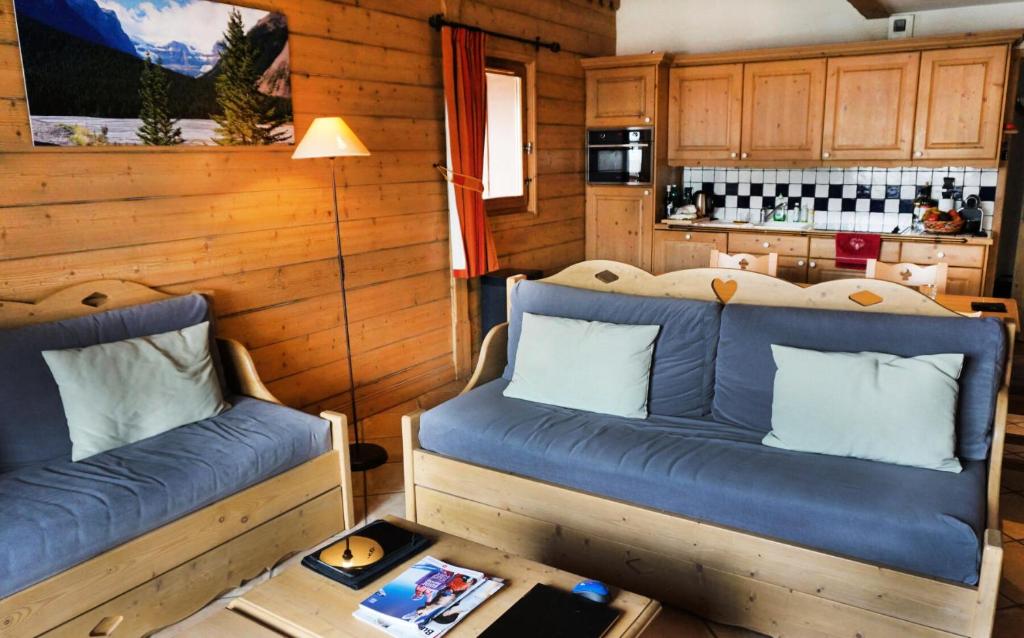 サン・マルタン・ド・ベルヴィルにあるLes Chalets du Gypse - Appartement CHALET GYPSE A03 pour 6 Personnes 44のリビングルーム(ソファ、テーブル付)