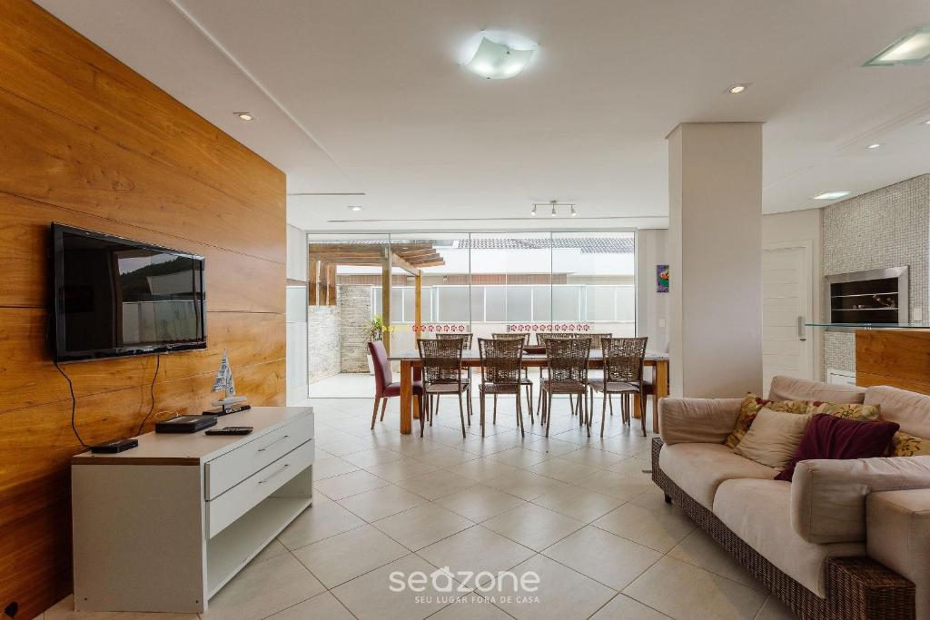 een woonkamer met een bank en een eetkamer bij Apto 450m da Praia dos Ingleses Floripa-SC ADI0302 in Florianópolis