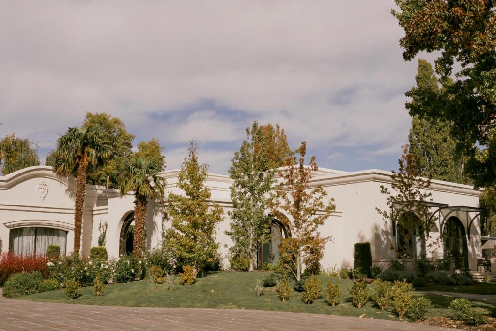 盧漢德庫約的住宿－Susana Balbo Winemaker´s House，前面有花园的房子