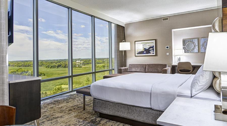 Mystic Lake Casino Hotel - Promenade Tower King Suite