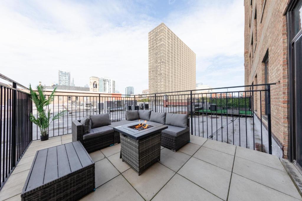 een balkon met een bank en een tafel in een gebouw bij McCormick Patio skyline view 2b/2b with optional Parking for up to 6 people in Chicago