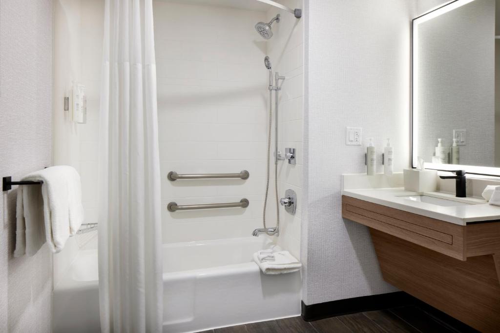 Koupelna v ubytování Hampton Inn Newark Airport