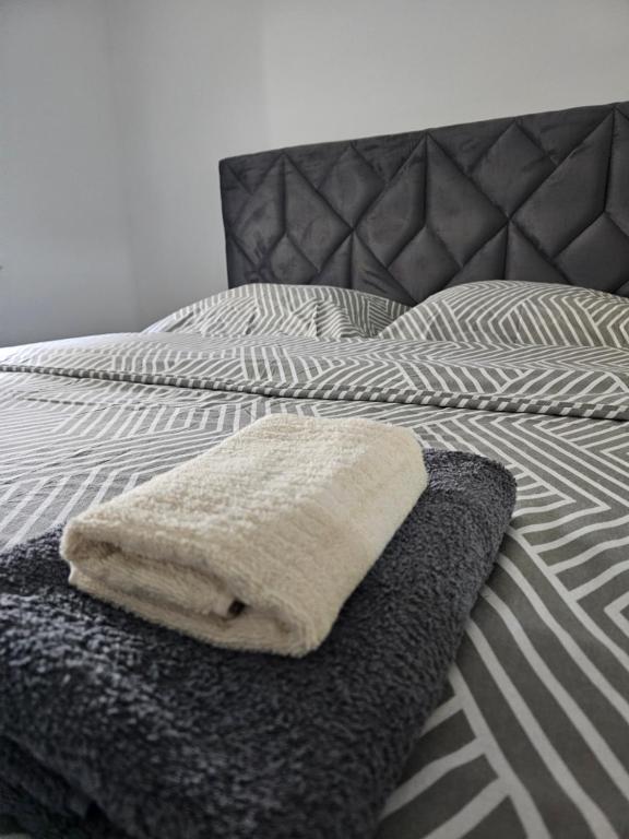 ein Bett mit zwei Handtüchern darauf in der Unterkunft Apartman Urukalo in Rebrovac
