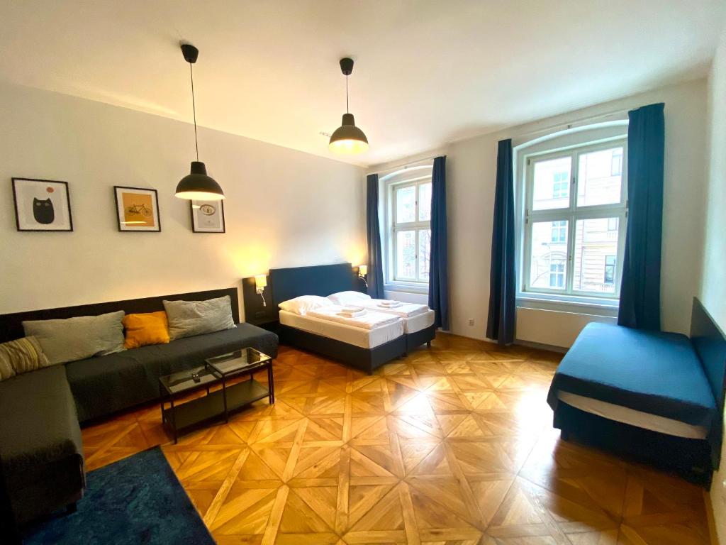un soggiorno con divano e letto di Katerina's Downtown Apartments a Praga