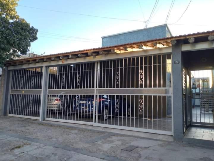 een poort met een auto in een garage bij DEPARTAMENTO 2 DORMITORIOS GODOY CRUZ MENDOZA in Godoy Cruz