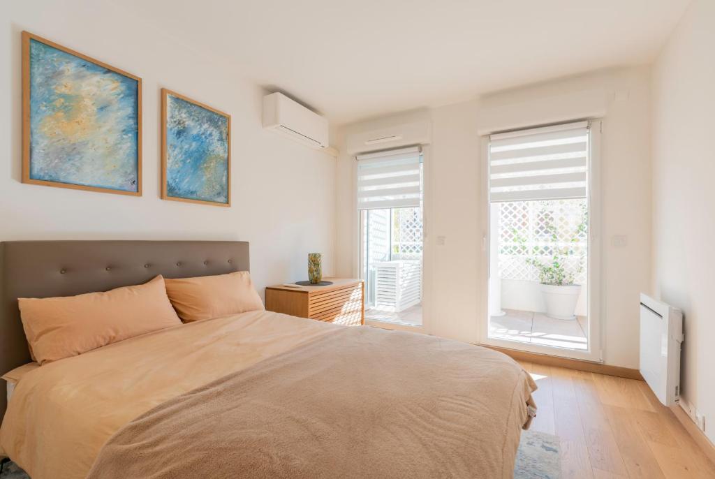 Giường trong phòng chung tại Apartment next to Central Monaco