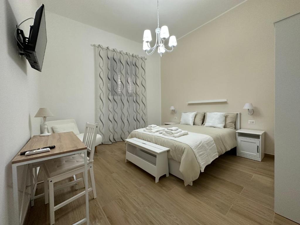 una camera bianca con letto e tavolo di Apulia White House 59 a Bari