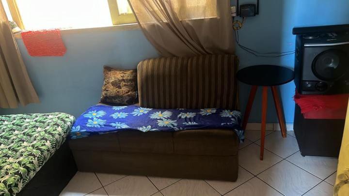 een kamer met een bank, een stoel en een raam bij CENTRO -Carlos Gomes circuito do carnaval in Salvador