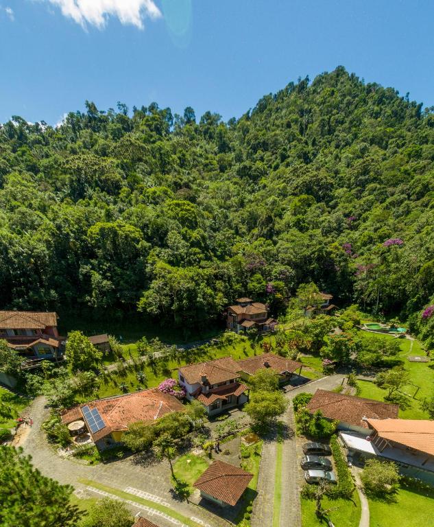 an aerial view of a resort with a mountain at Chalé Le Refuge in Teresópolis