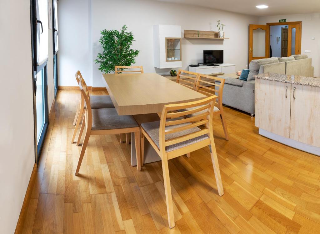 a dining room and living room with a table and chairs at Apartamento Baztan Berri in Elizondo