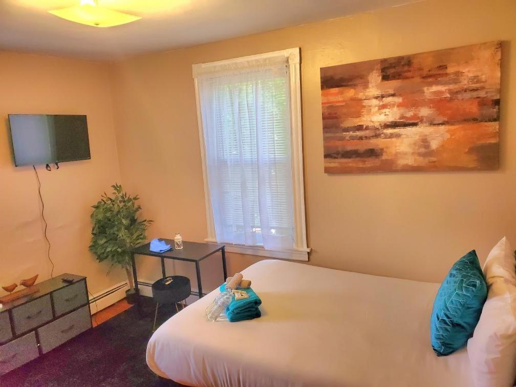 Llit o llits en una habitació de The Top-Floor at Centerdale Village Room B* Private Room