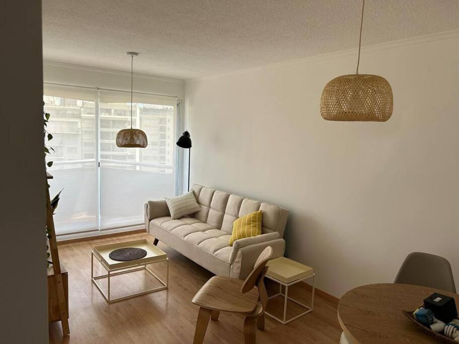 uma sala de estar com um sofá e uma mesa em Muy cómodo y trendy em Montevidéu