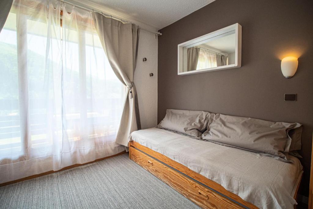 Säng eller sängar i ett rum på CRISTALLIN G - Appartement CRISTALLIN 13 pour 2 Personnes 16