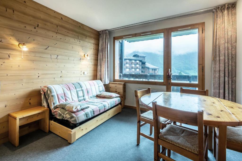 a room with a couch and a table and a window at CHEVAL BLANC G - Appartement CHEVAL BLANC E08 pour 4 Personnes 31 in Valmorel