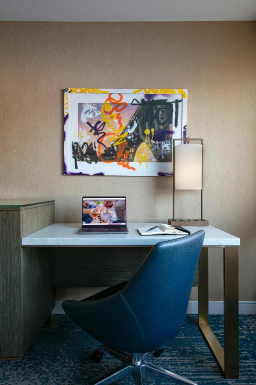 Hotel Dena, Pasadena Los Angeles, a Tribute Portfolio Hotel - King Suite With Balcony And Sofa Bed