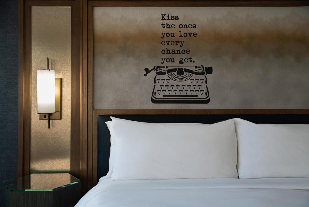 Hotel Dena, Pasadena Los Angeles, a Tribute Portfolio Hotel - Queen Room With Two Queen Beds