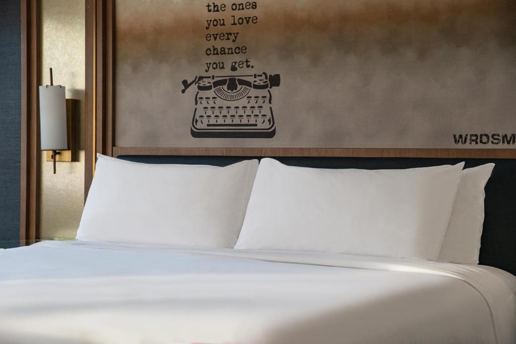 Hotel Dena, Pasadena Los Angeles, a Tribute Portfolio Hotel - Deluxe Queen Room With Two Queen Beds And Balcony