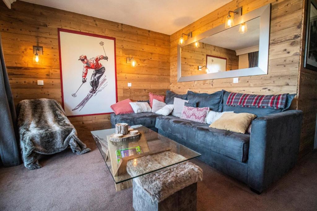 a living room with a couch and a table at VALERIANE G - Appartement VALERIANE 118 pour 4 Personnes 07 in Valmorel