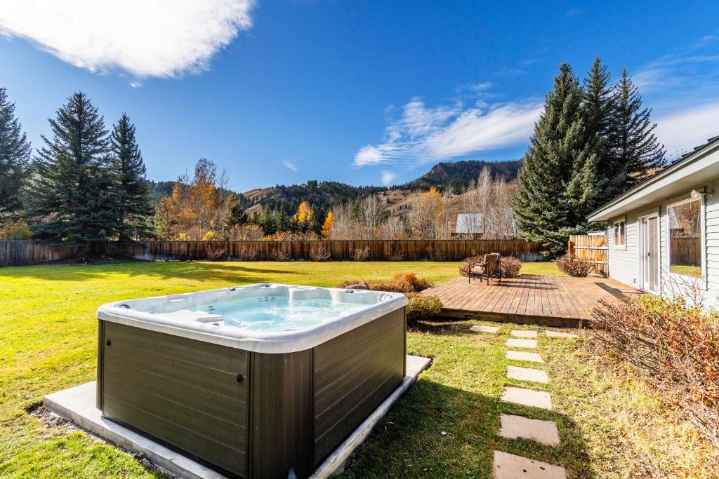 een hot tub in de tuin van een huis bij Bright Ketchum Retreat with Views and Private Hot Tub! in Ketchum