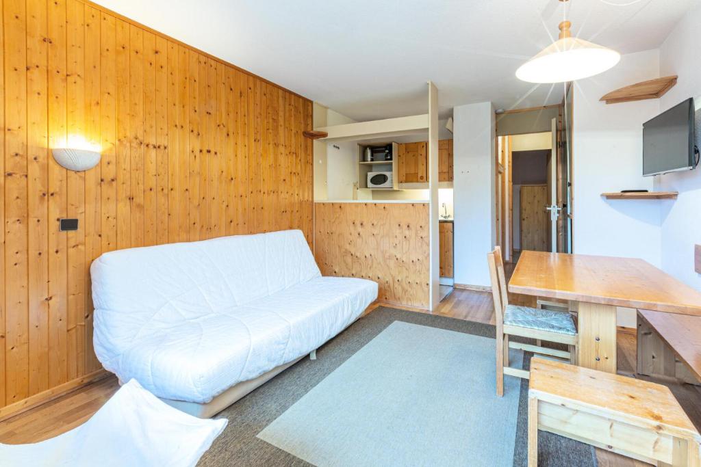 een woonkamer met een witte bank en een tafel bij CHEVAL BLANC G - Appartement CHEVAL BLANC C11 pour 4 Personnes 13 in Valmorel
