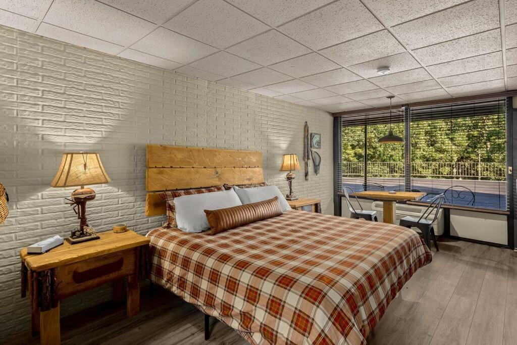 Stonegate Lodge King Bed, WIFI, 50in Roku TV, Salt Water Pool Room 108