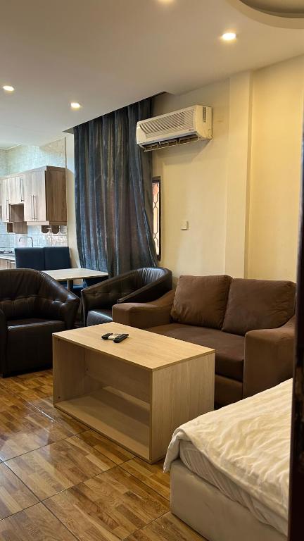 uma sala de estar com um sofá e uma mesa de centro em شقق الرفيق الفندقية em Aqaba