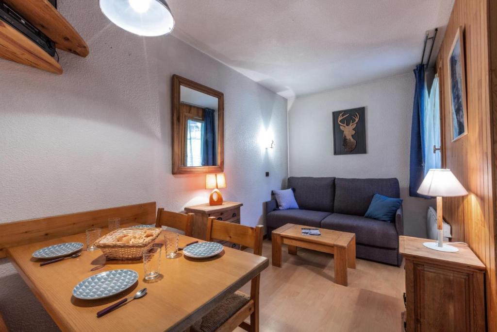 a living room with a table and a couch at Résidence LA TRAVERSE - Appartement TRAVERSE 10 pour 4 Personnes 32 in Les Coches