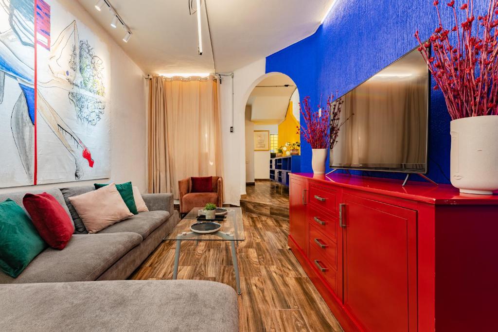 sala de estar con sofá y cómoda roja en Espaciosa y Lujosa Casa en la Condesa con Roof Top en Ciudad de México