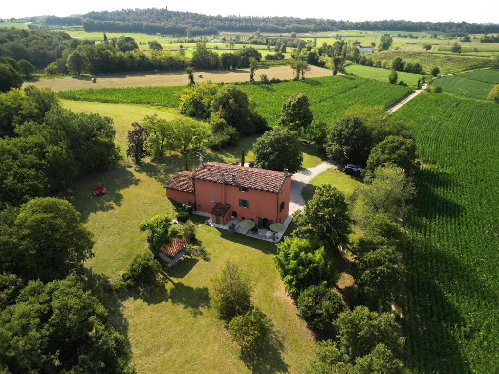 een luchtfoto van een huis in een veld bij Le Mansarine Charme B&B in Castellaro