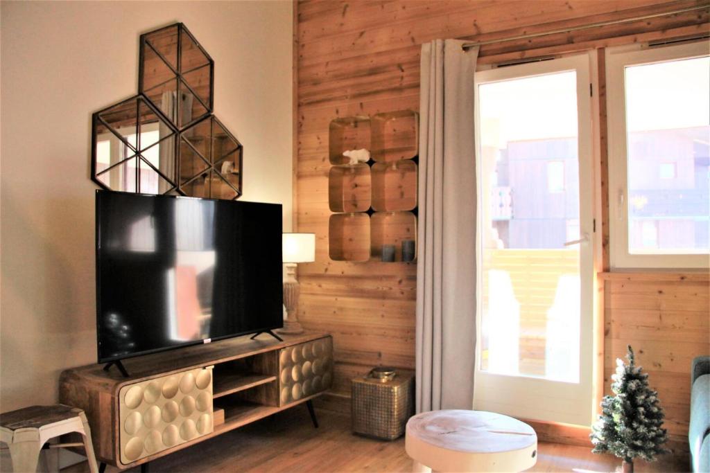 a living room with a flat screen tv on a wooden wall at BOURG MOREL G - Duplex Le Bourg Morel 3 - 1 pour 8 Personnes 26 in Valmorel