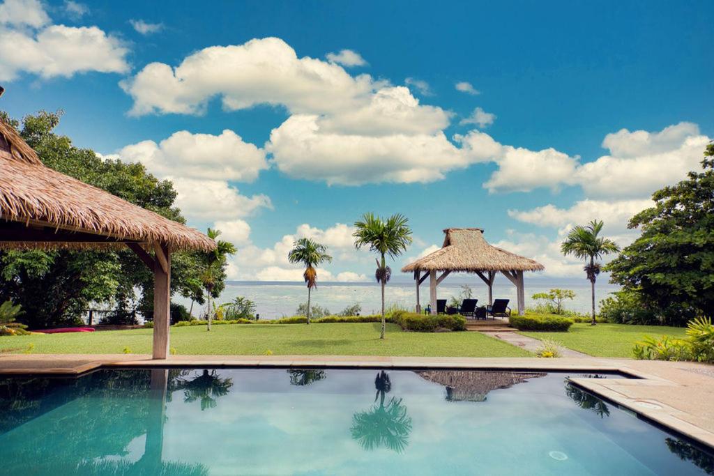een resort met een zwembad en een prieel bij Fiji Bucket in Tangangge