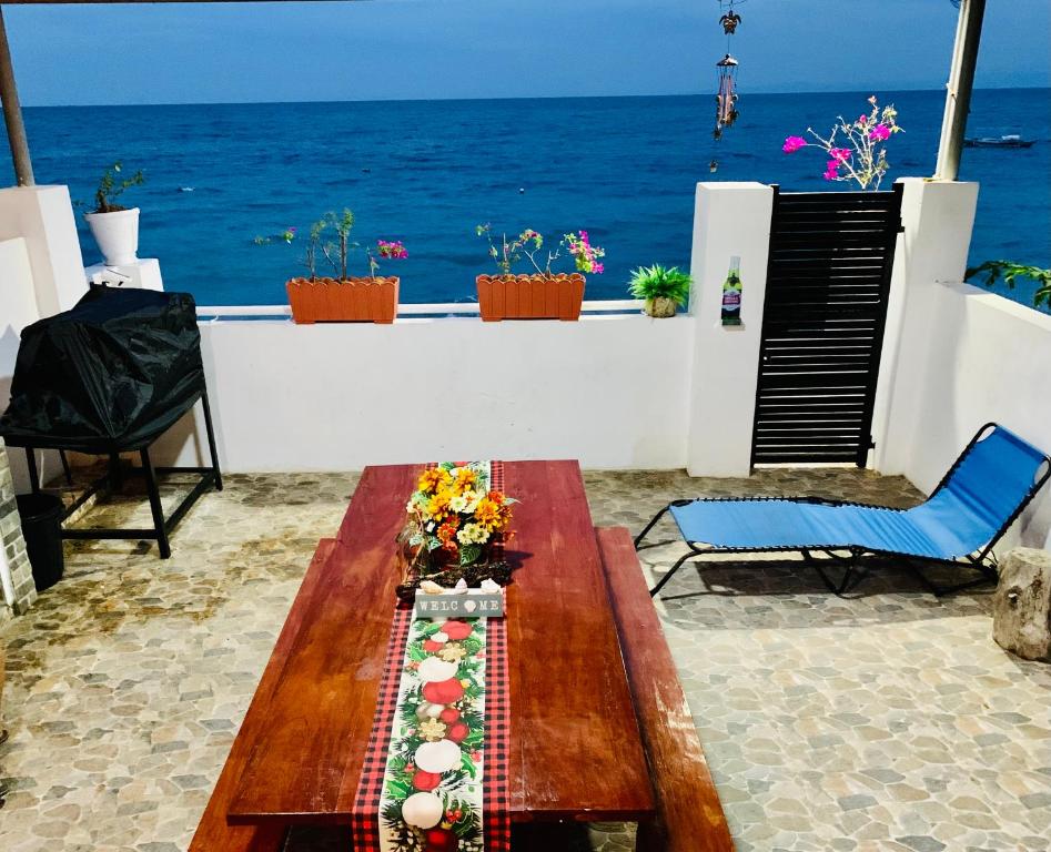 una mesa en un balcón con el océano en el fondo en Samanthas Cove Private Beach House Oslob Cebu locals call it the White House, 
