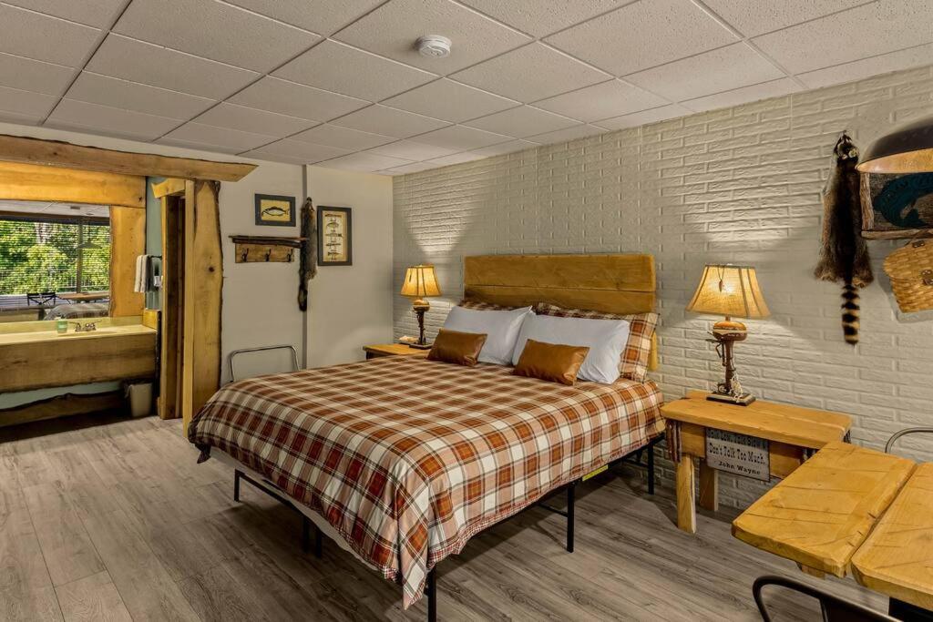 - une chambre avec un lit et une salle de bains pourvue d'un lavabo dans l'établissement Stonegate Lodge King Bed, WIFI, 50in Roku TV, Salt Water Pool Room #110, à Eureka Springs