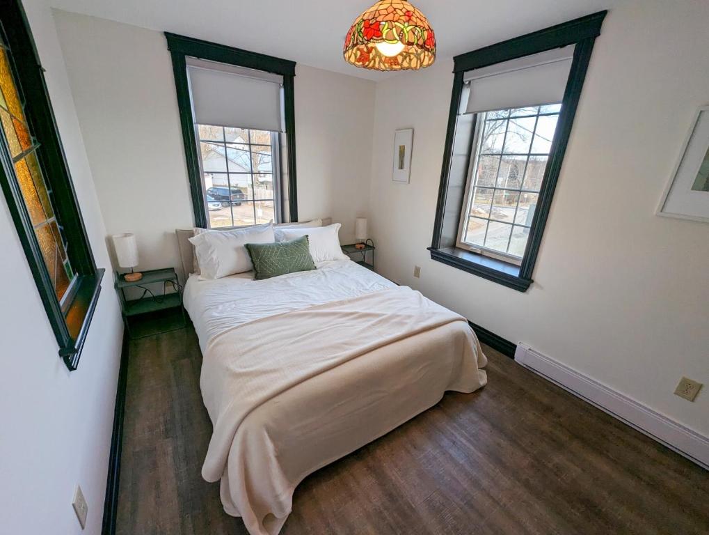 Beautiful River View Apt in Wine Country - Housity