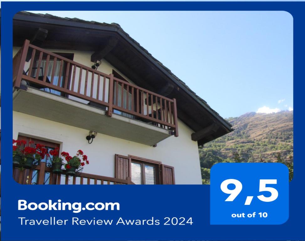 una foto di una casa con balcone di VILLA ADRY Mon Reve Holidays ad Aosta