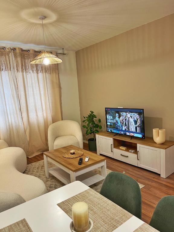 BOHO Cane Apartment - Image 5