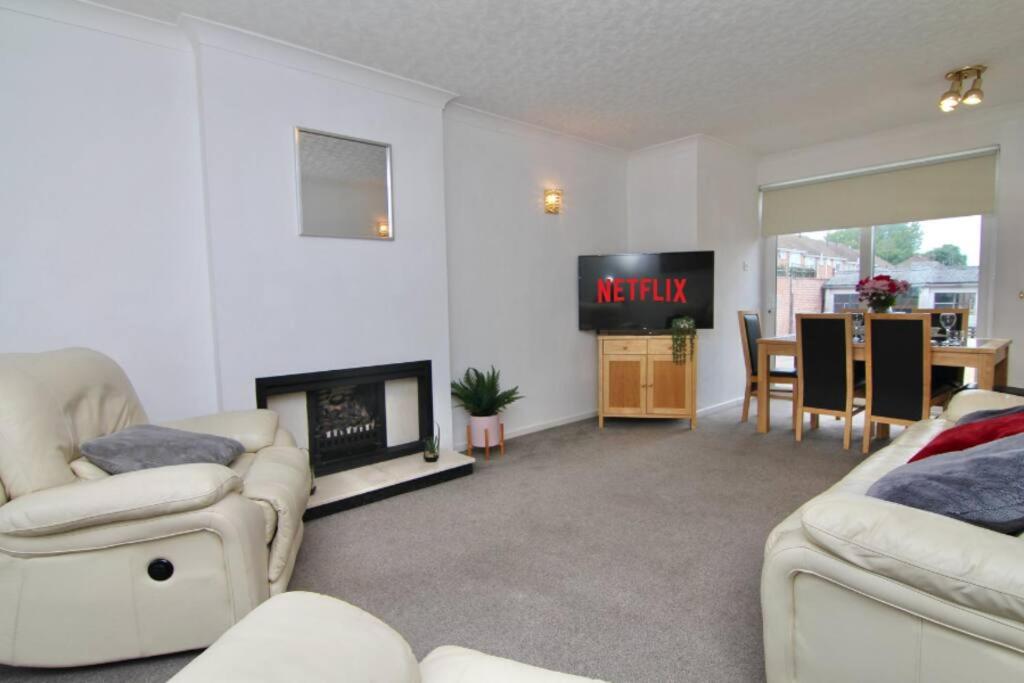 uma sala de estar com dois sofás e uma televisão em 3Bed Gem Near Coventry Building Society Arena em Coventry