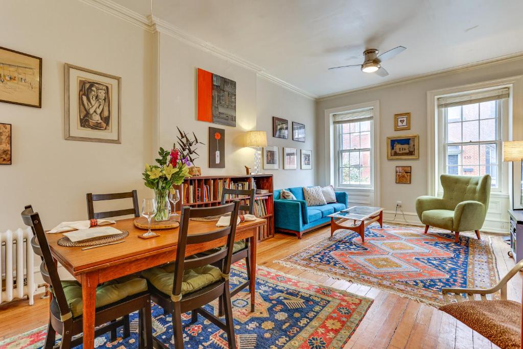ein Wohnzimmer mit einem Holztisch und einem Esszimmer in der Unterkunft MCM-Inspired Philadelphia Apartment Private Deck in Philadelphia