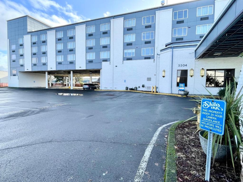 um parque de estacionamento vazio em frente a um edifício em Shilo Inn Suites Salem em Salem