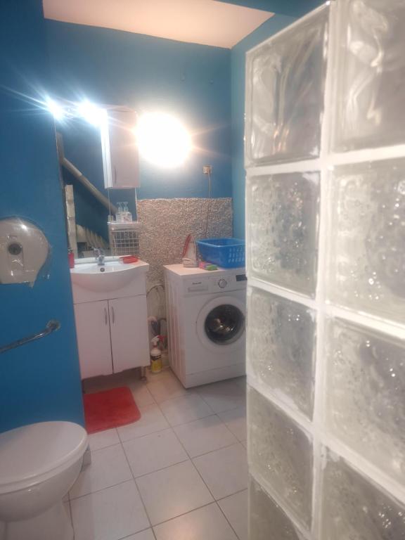 La salle de bains est pourvue d'un mur en plastique clair. dans l'établissement LE RÊVE EN COULEURS, à Saint-Claude